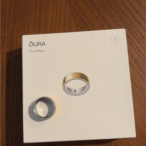 Oura Ring 4 in Gold